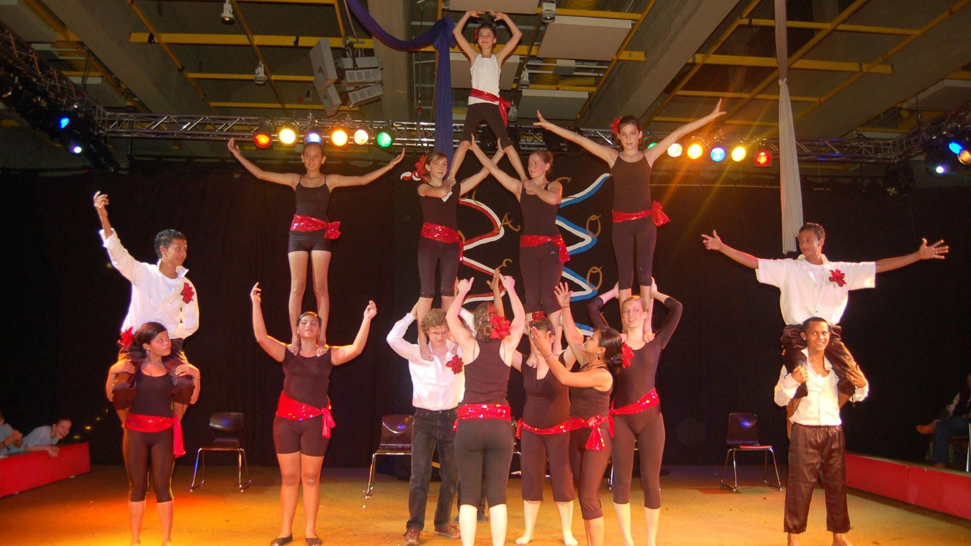 Junge Zirkusartisten bei einer Performance