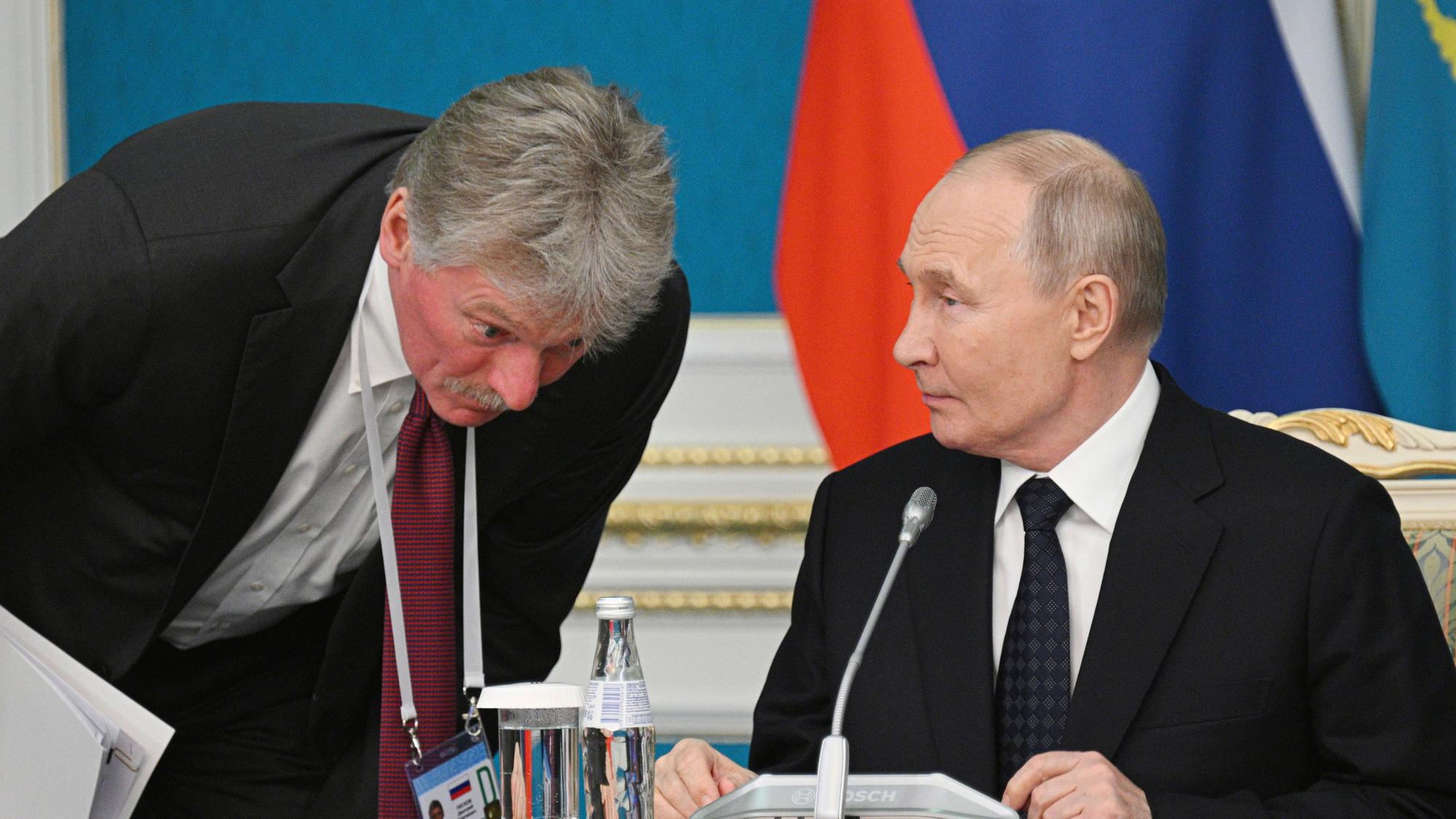 HANDOUT - 27.11.2024, Kasachstan, Astana: Auf diesem von der staatlichen Nachrichtenagentur Sputnik via AP veröffentlichten Foto hört Kreml-Sprecher Dmitri Peskow, links, dem russischen Präsidenten Wladimir Putin vor einer Vertragsunterzeichnung in der Präsidentenresidenz Akorda zu. (zu dpa: «Kreml: Russland und USA sprachen über Wahlen in der Ukraine») Foto: Ramil Sitdikov/Pool Sputnik Kremlin/AP/dpa +++ dpa-Bildfunk +++