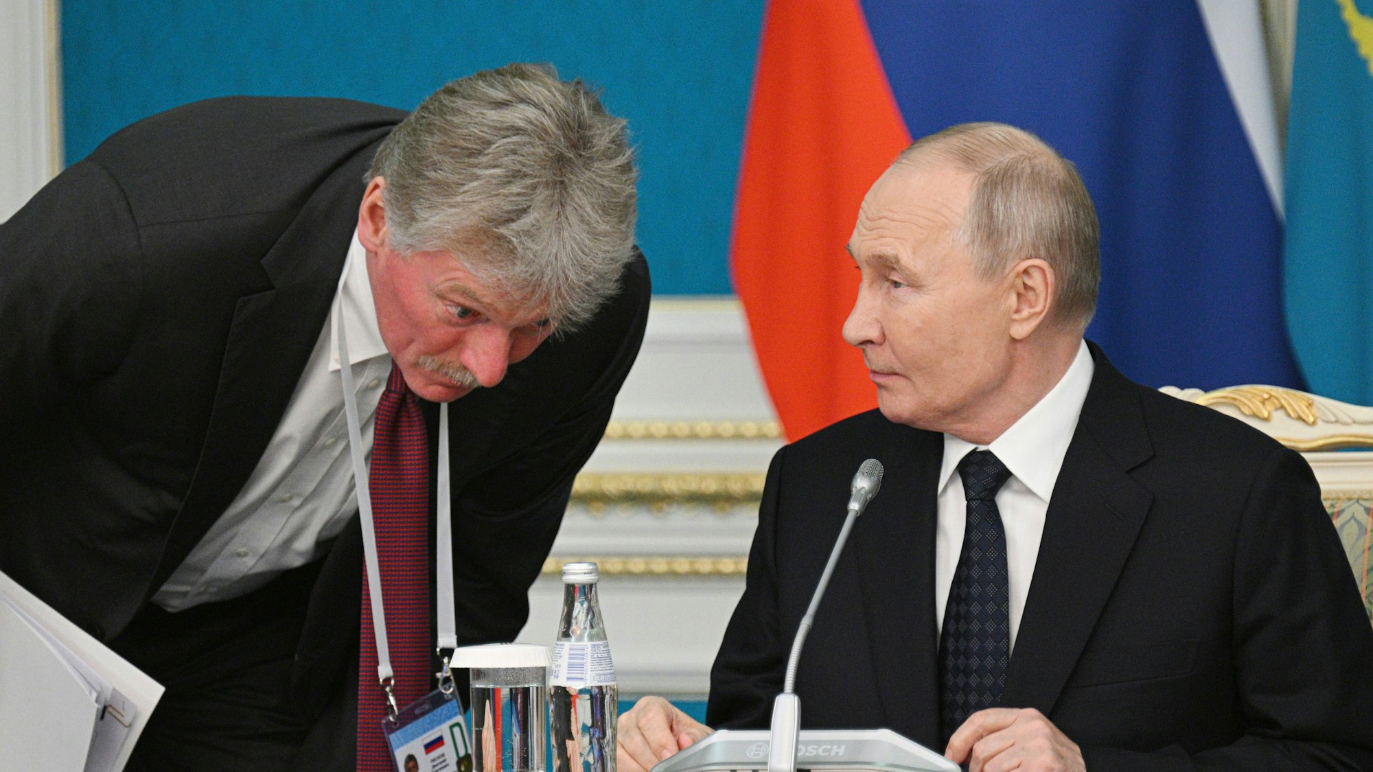 HANDOUT - 27.11.2024, Kasachstan, Astana: Auf diesem von der staatlichen Nachrichtenagentur Sputnik via AP veröffentlichten Foto hört Kreml-Sprecher Dmitri Peskow, links, dem russischen Präsidenten Wladimir Putin vor einer Vertragsunterzeichnung in der Präsidentenresidenz Akorda zu. (zu dpa: «Kreml: Russland und USA sprachen über Wahlen in der Ukraine») Foto: Ramil Sitdikov/Pool Sputnik Kremlin/AP/dpa +++ dpa-Bildfunk +++