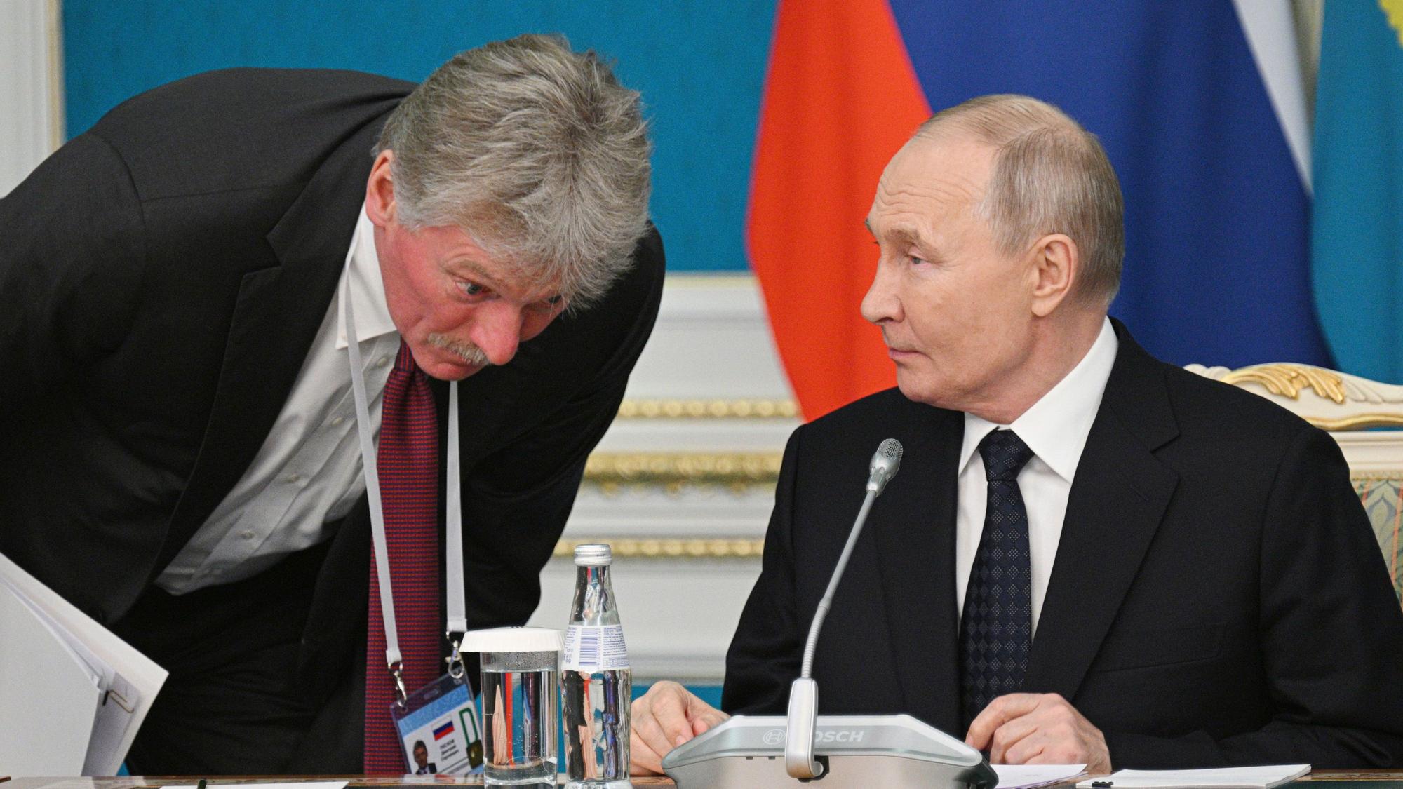 Kremlsprecher Dmitri Peskow im Gespräch mit Kremlchef Wladimir Putin. (Archivbild)