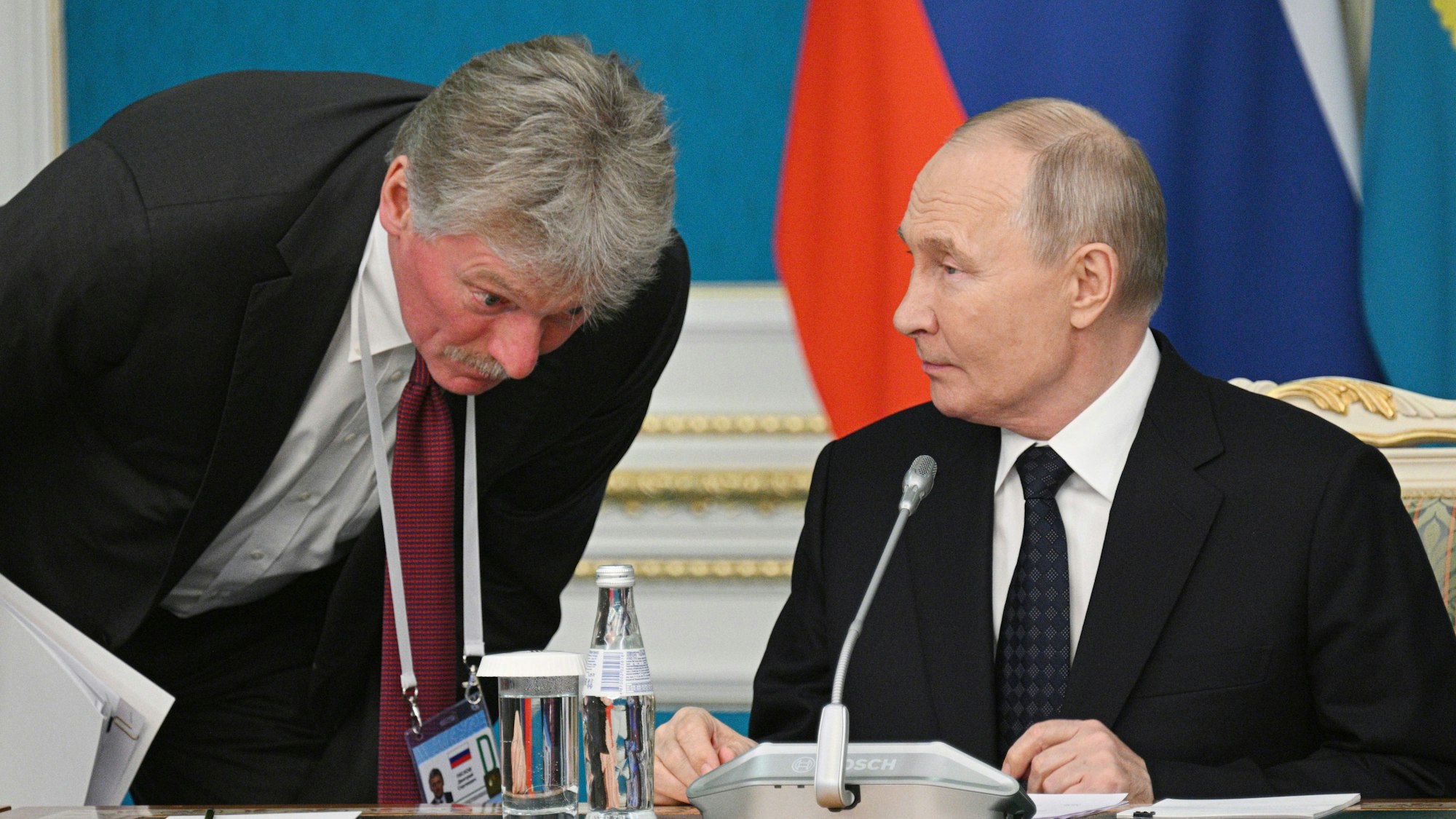 Kremlsprecher Dmitri Peskow im Gespräch mit Kremlchef Wladimir Putin. (Archivbild)