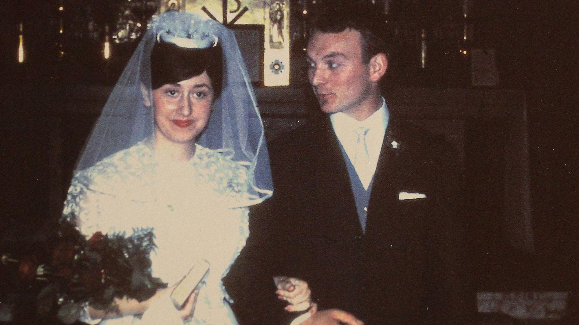 Eine Braut und ein Bräutigam an ihrem Hochzeitstag vor 60 Jahren.