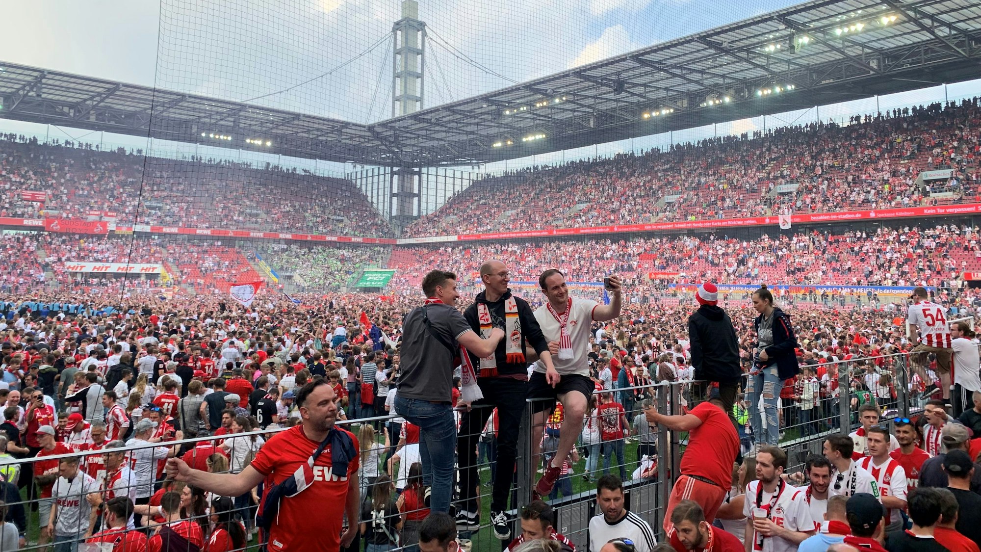 Kölner Fans machen Erinerungsfotos.