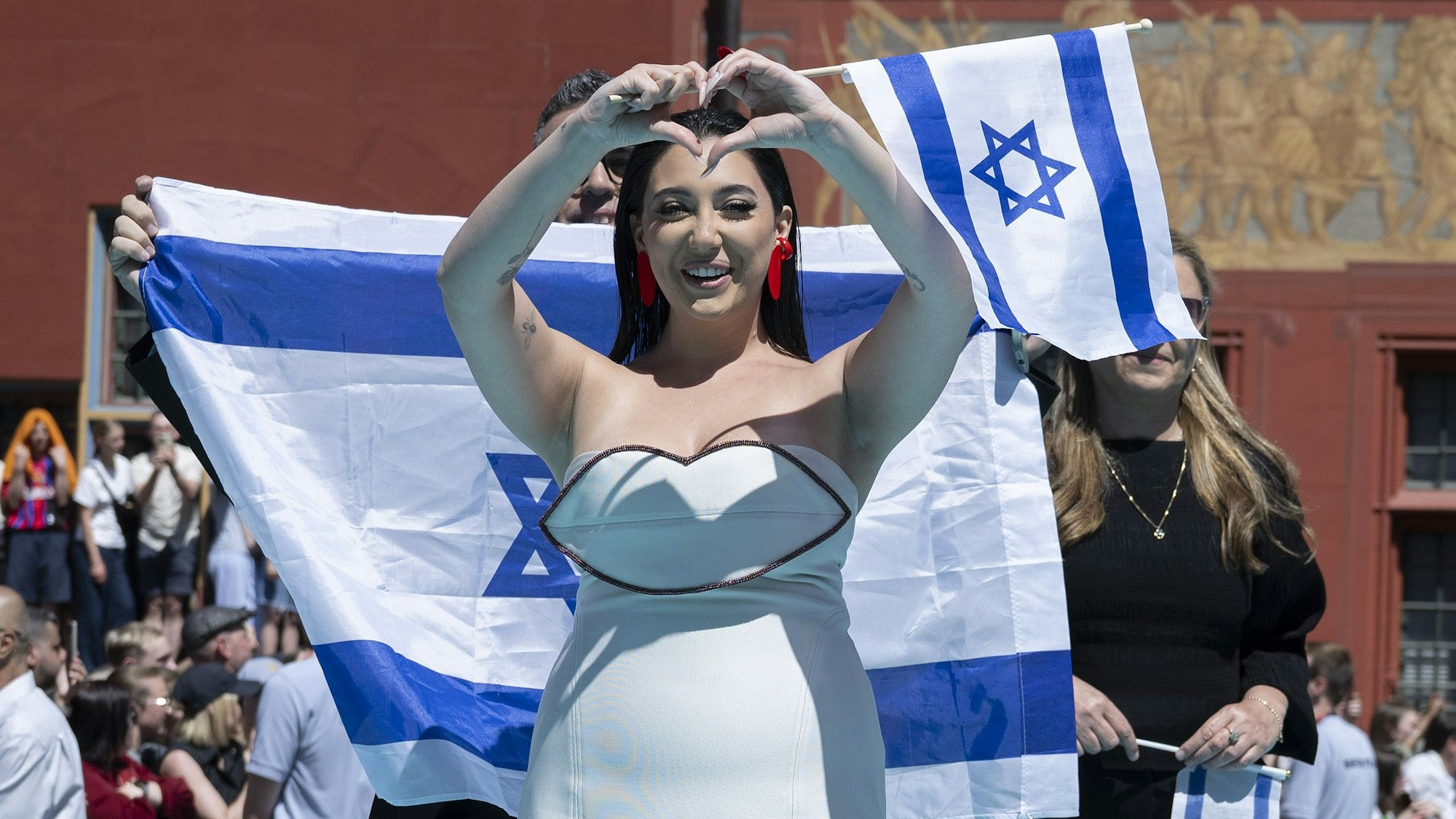 Yuval Raphael, ESC-Kandidatin für Israel, geht während der Eröffnungsfeier auf dem türkisfarbenen Teppich des 69. Eurovision Song Contest.