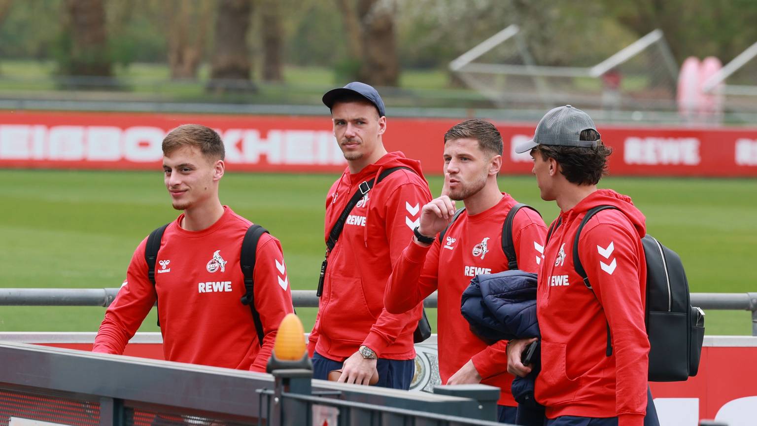 Marvin Obuz, Anthony Racioppi, Imad Rondic und Julian Pauli vom 1. FC Köln verlassen das Geißbockheim.