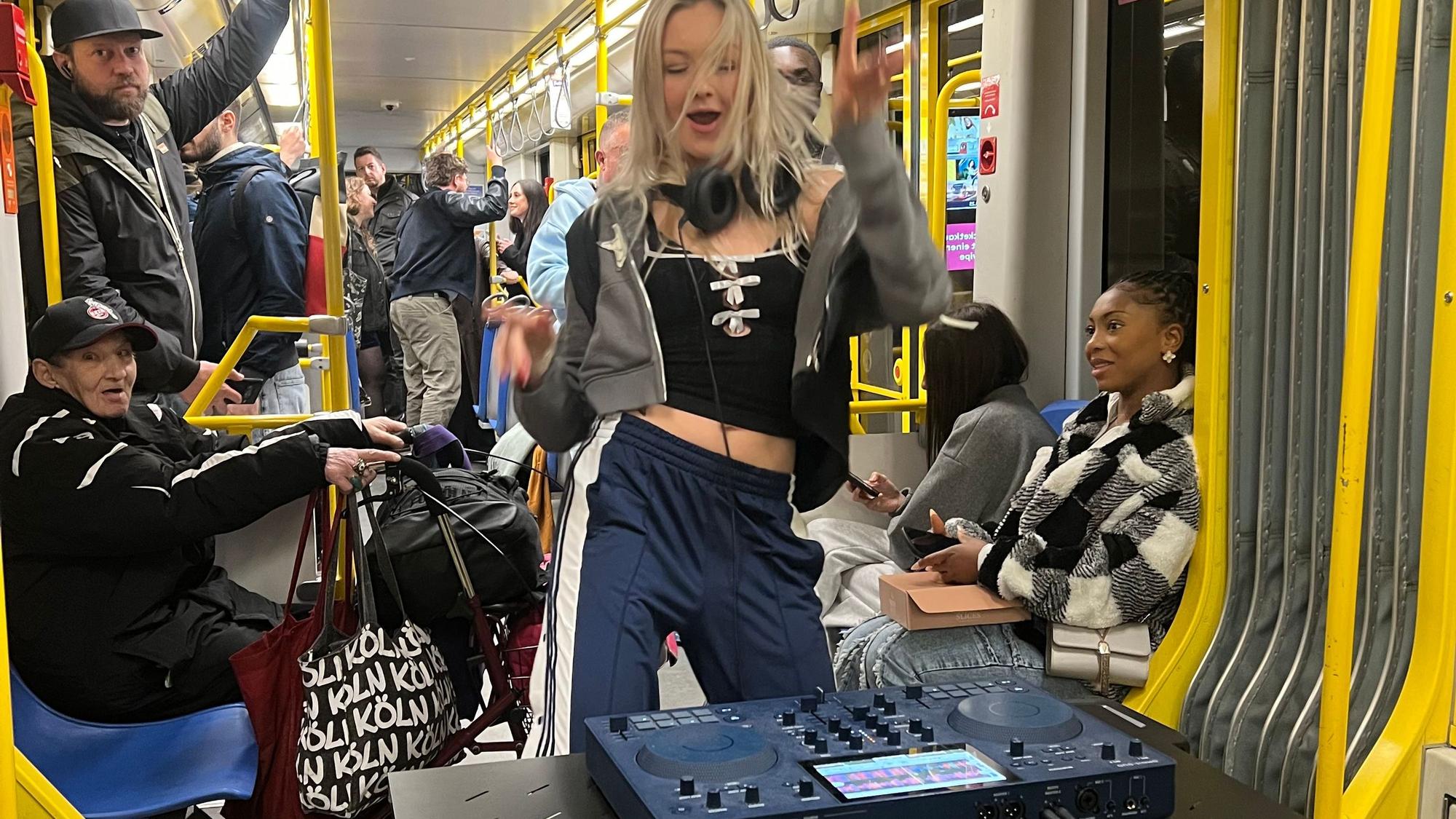 Felicia Bianco bei einer ihrer Mini-Shows, dieses Mal in der Linie 4 Richtung Ehrenfeld.