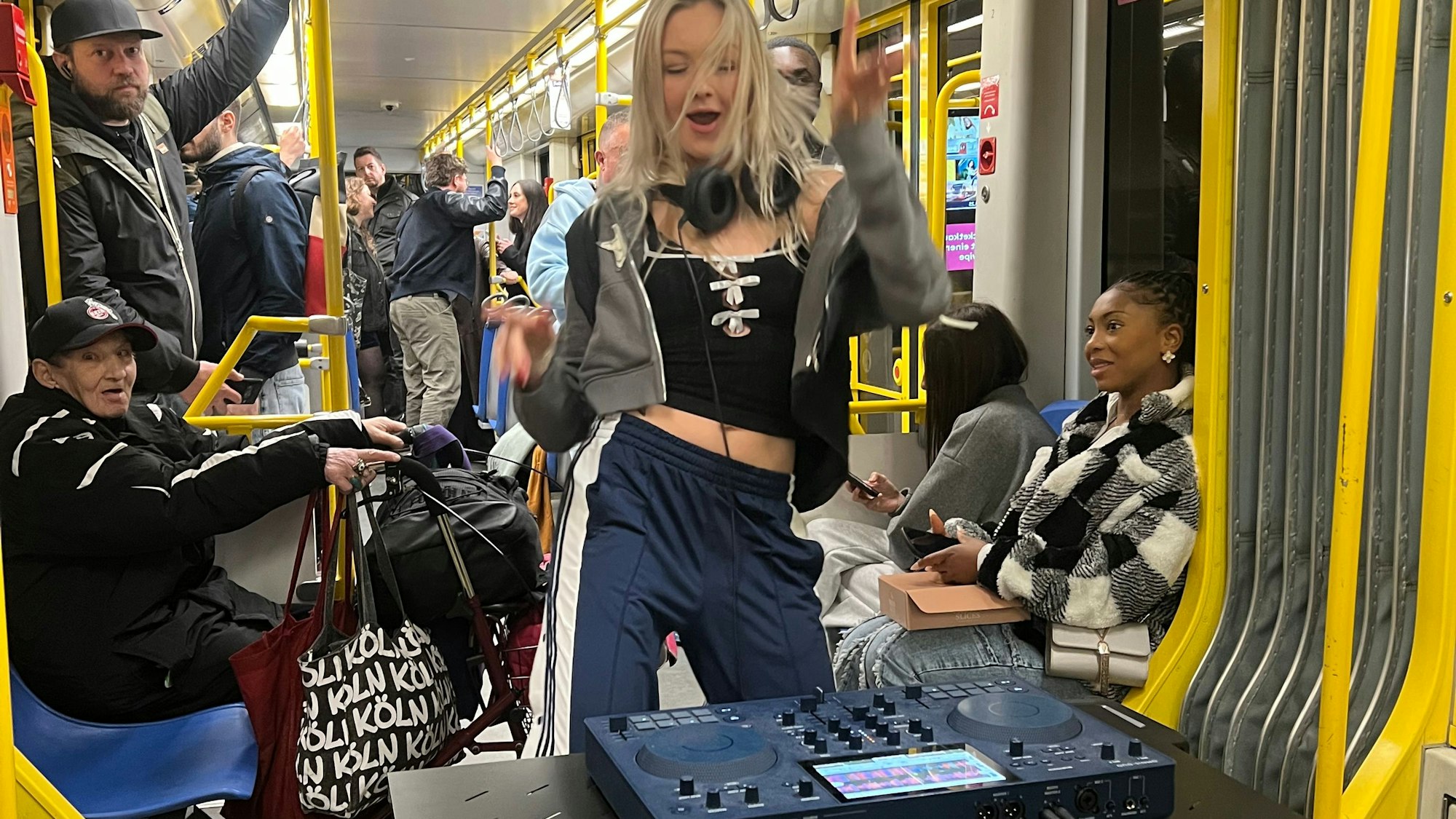 Felicia Bianco bei einer ihrer Mini-Shows, dieses Mal in der Linie 4 Richtung Ehrenfeld.