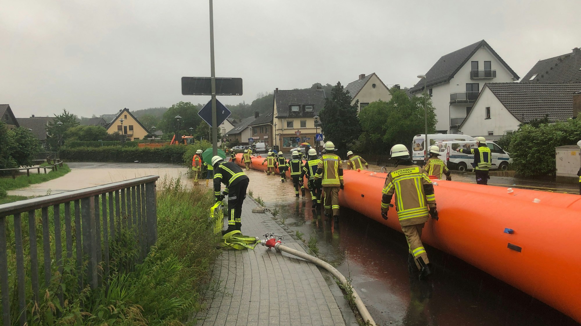 Viele Feuerwehren im Rhein-Sieg-Kreis arbeiten mit dem sogenannten Beaver-System, einem mobilen Damm, der in der Flutnacht 14./15. Juli 2021 zum Beispiel in Lohmar gute Dienste leistete.
