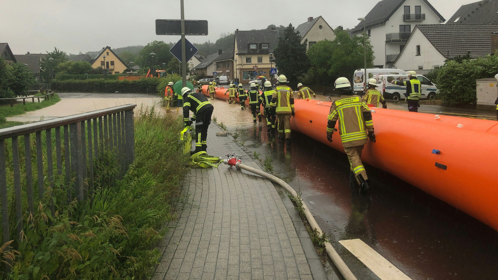 Einsatzkräfte versuchen, den Bruch eines Deiches während der Flutkatastrophe zu verhindern.