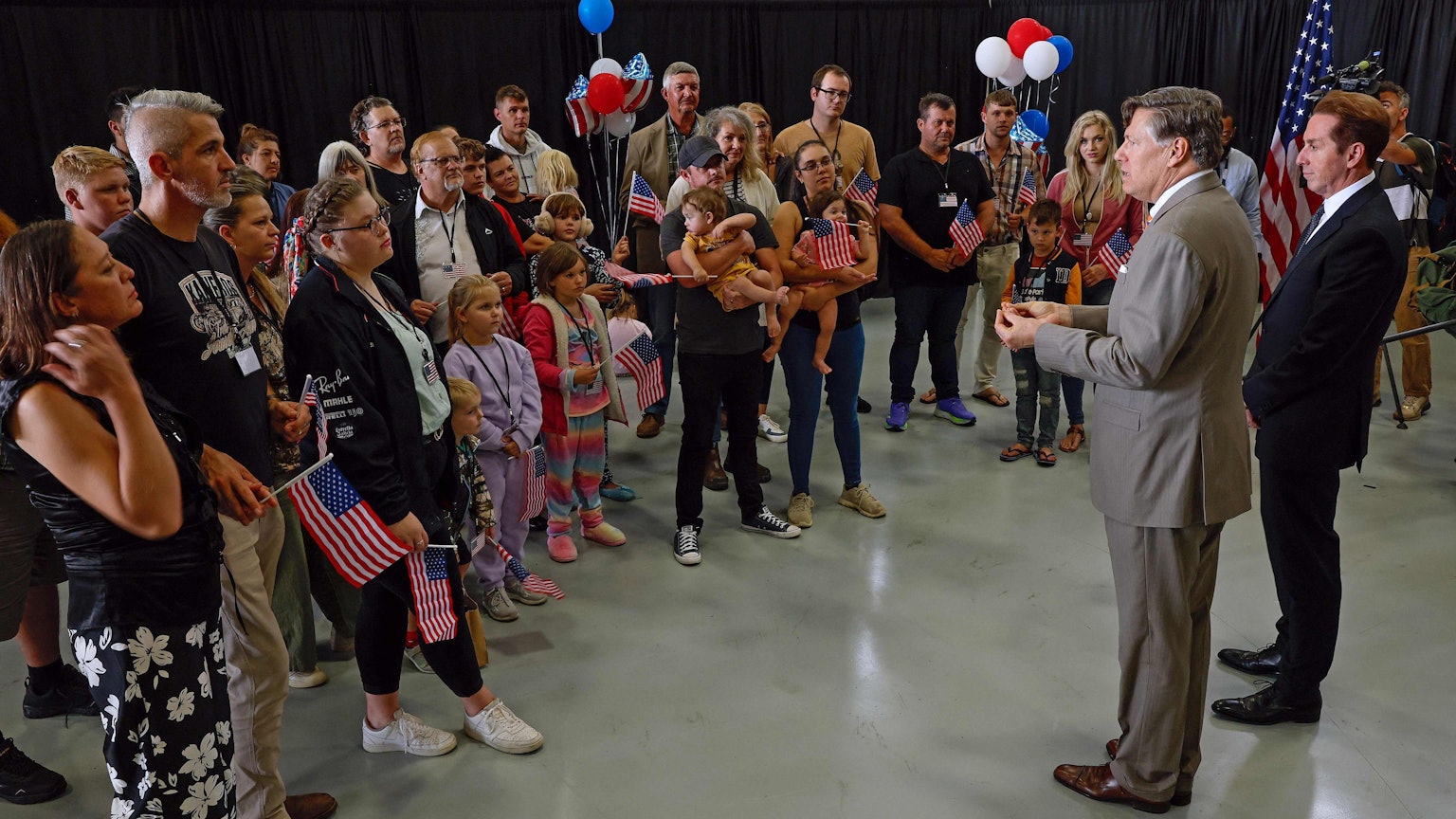 Der Vize-Außenminister der USA, Christopher Landau, begrüßt die ersten südafrikanischen Ankömmlinge in Virginia.