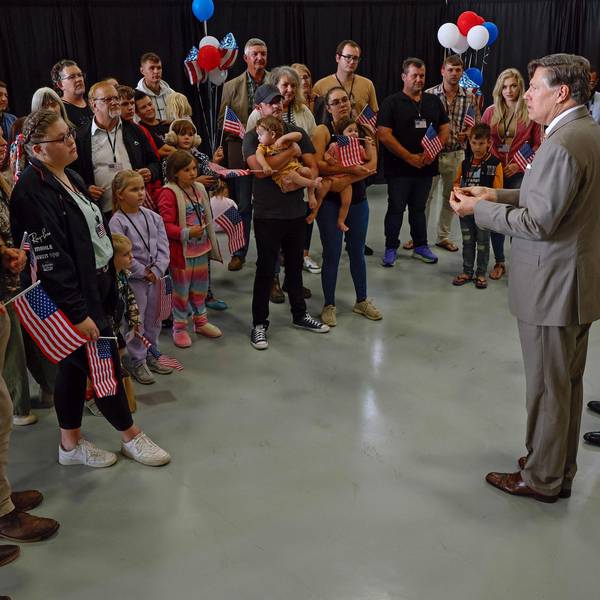 Der Vize-Außenminister der USA, Christopher Landau, begrüßt die ersten südafrikanischen Ankömmlinge in Virginia.