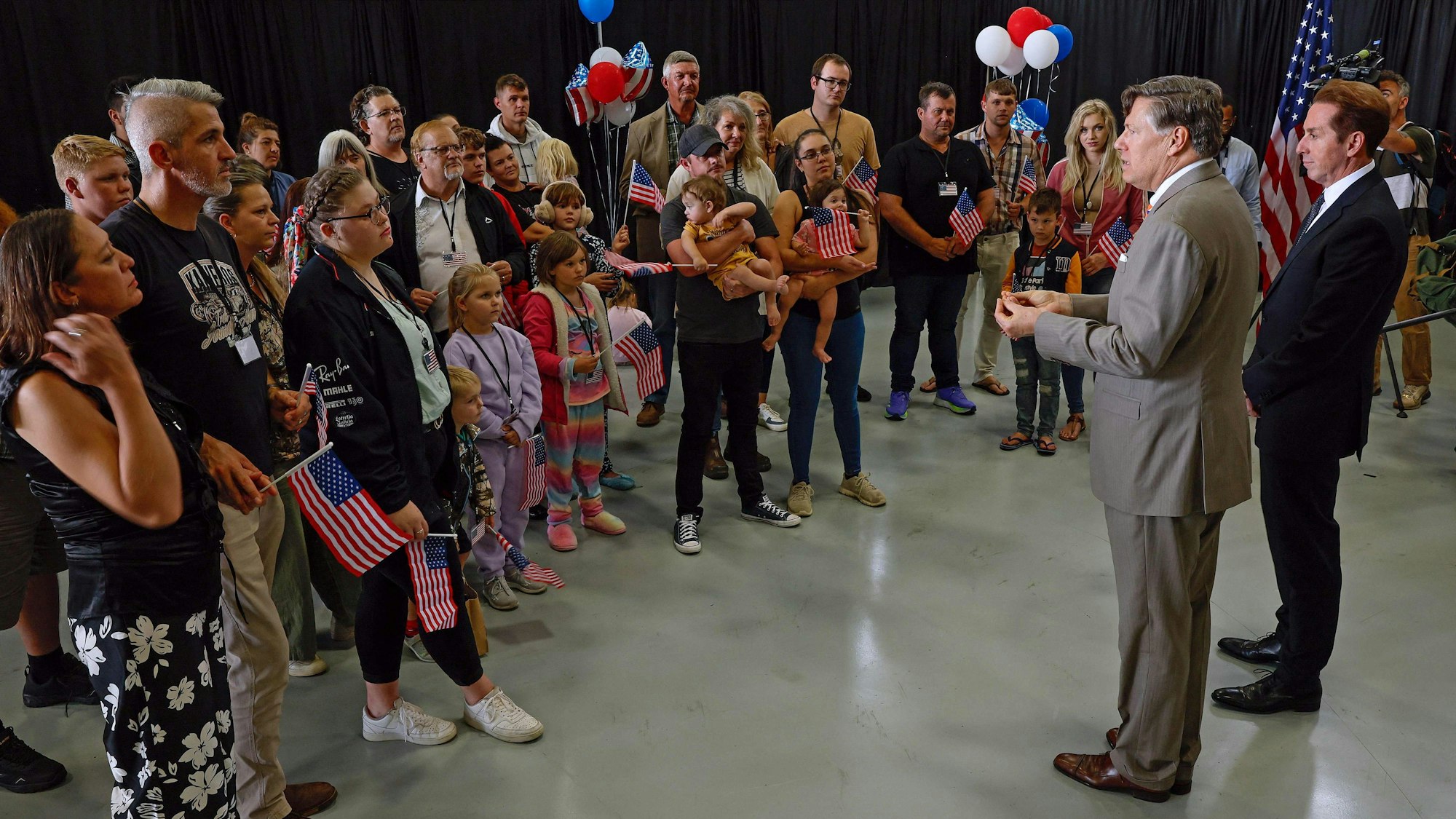 Der Vize-Außenminister der USA, Christopher Landau, begrüßt die ersten südafrikanischen Ankömmlinge in Virginia.