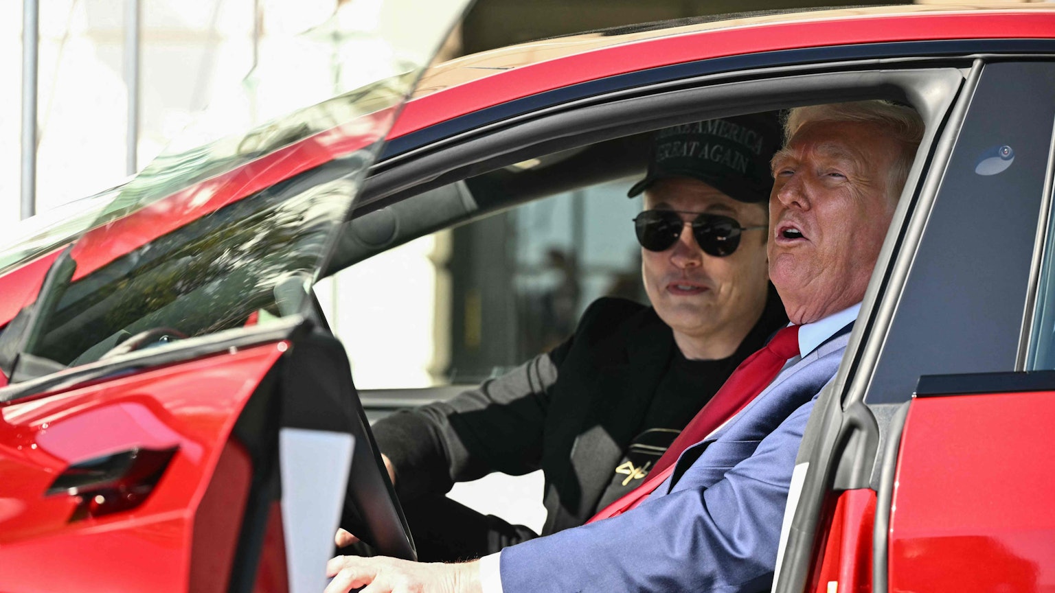 US-Präsident Donald Trump und Tesla-Chef Elon Musk sprechen mit der Presse, während sie in einem Tesla-Fahrzeug auf der Südseite des Weißen Hauses sitzen.