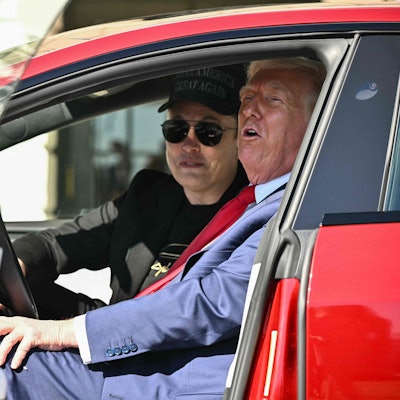US-Präsident Donald Trump und Tesla-Chef Elon Musk sprechen mit der Presse, während sie in einem Tesla-Fahrzeug auf der Südseite des Weißen Hauses sitzen.