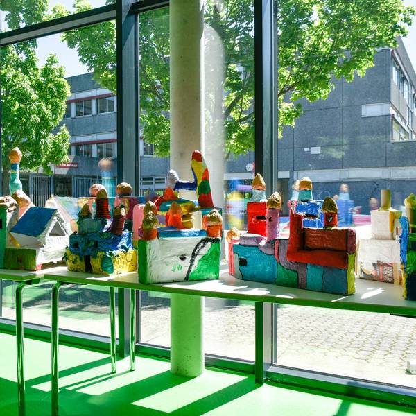 Auf dem Foto ist der Blick aus der Mensa auf die Gebäude der Hauptschule zu sehen.