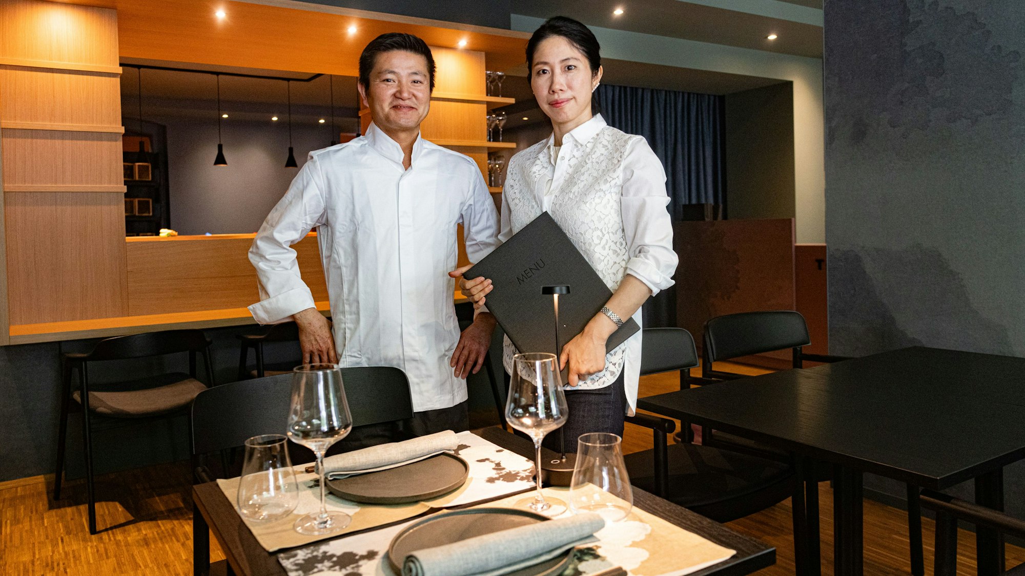 Geschäftsführerin Kazumi Wickenkamp und Küchenchef Hideyuki Takahashi begrüßen ihre Gäste in ihrem modernen Restaurant.