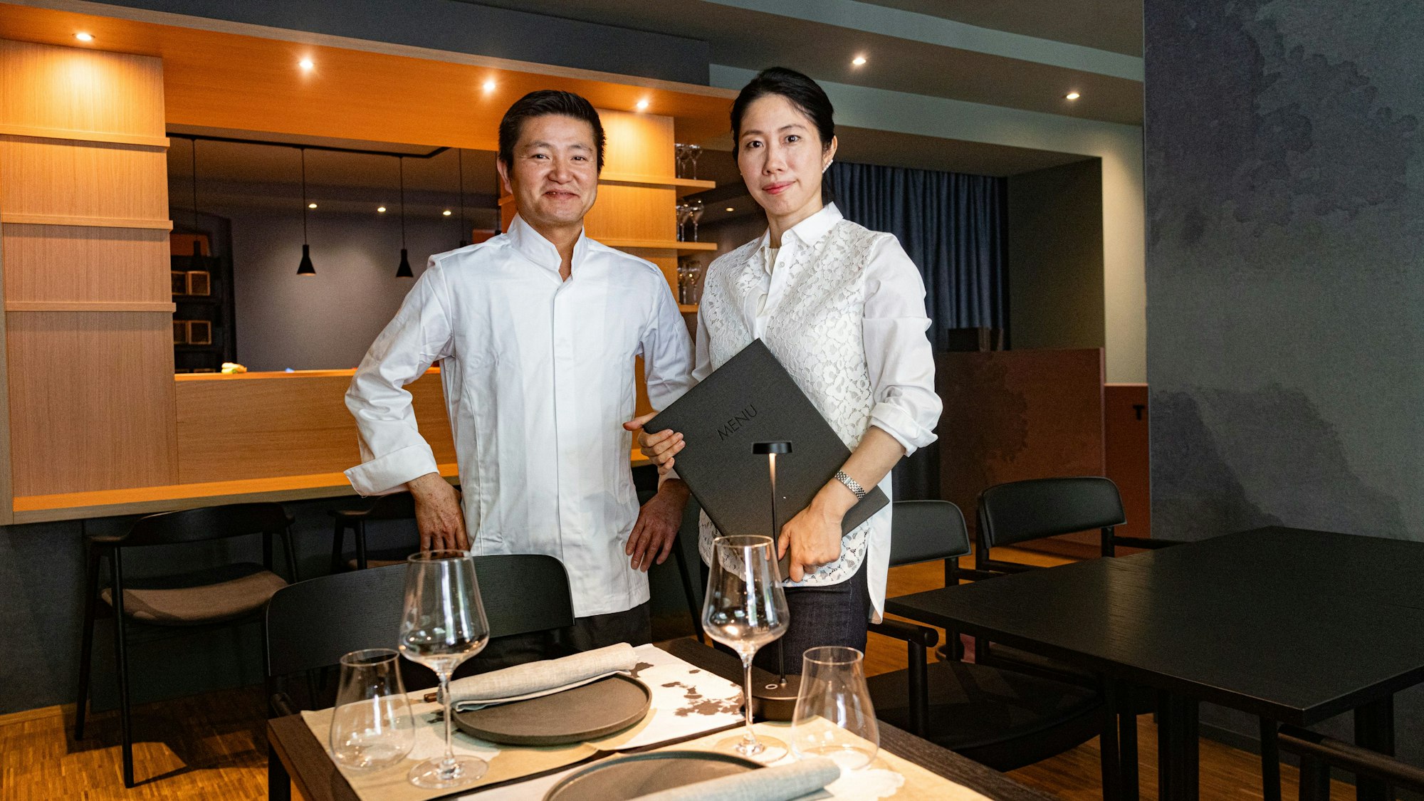 Geschäftsführerin Kazumi Wickenkamp und Küchenchef Hideyuki Takahashi begrüßen ihre Gäste im Toki.