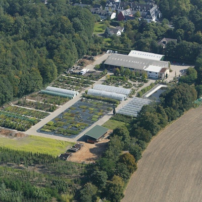 Die Luftaufnahme zeigt das Betriebsgelände des Gartenbaubetriebs Zirener an der Alten Aachener Straße in Königsdorf.