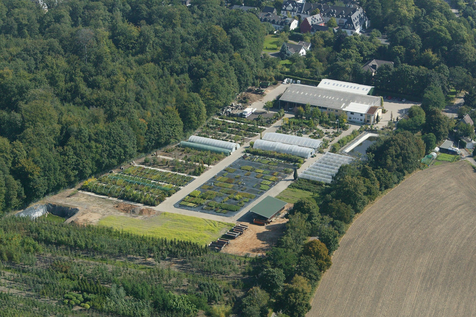 Die Luftaufnahme zeigt das Betriebsgelände des Gartenbaubetriebs Zirener an der Alten Aachener Straße in Königsdorf.