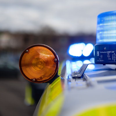 Das Bild zeigt Blaulicht auf einem Einsatzfahrzeug der Polizei. Foto: Oliver Dietze/dpa
