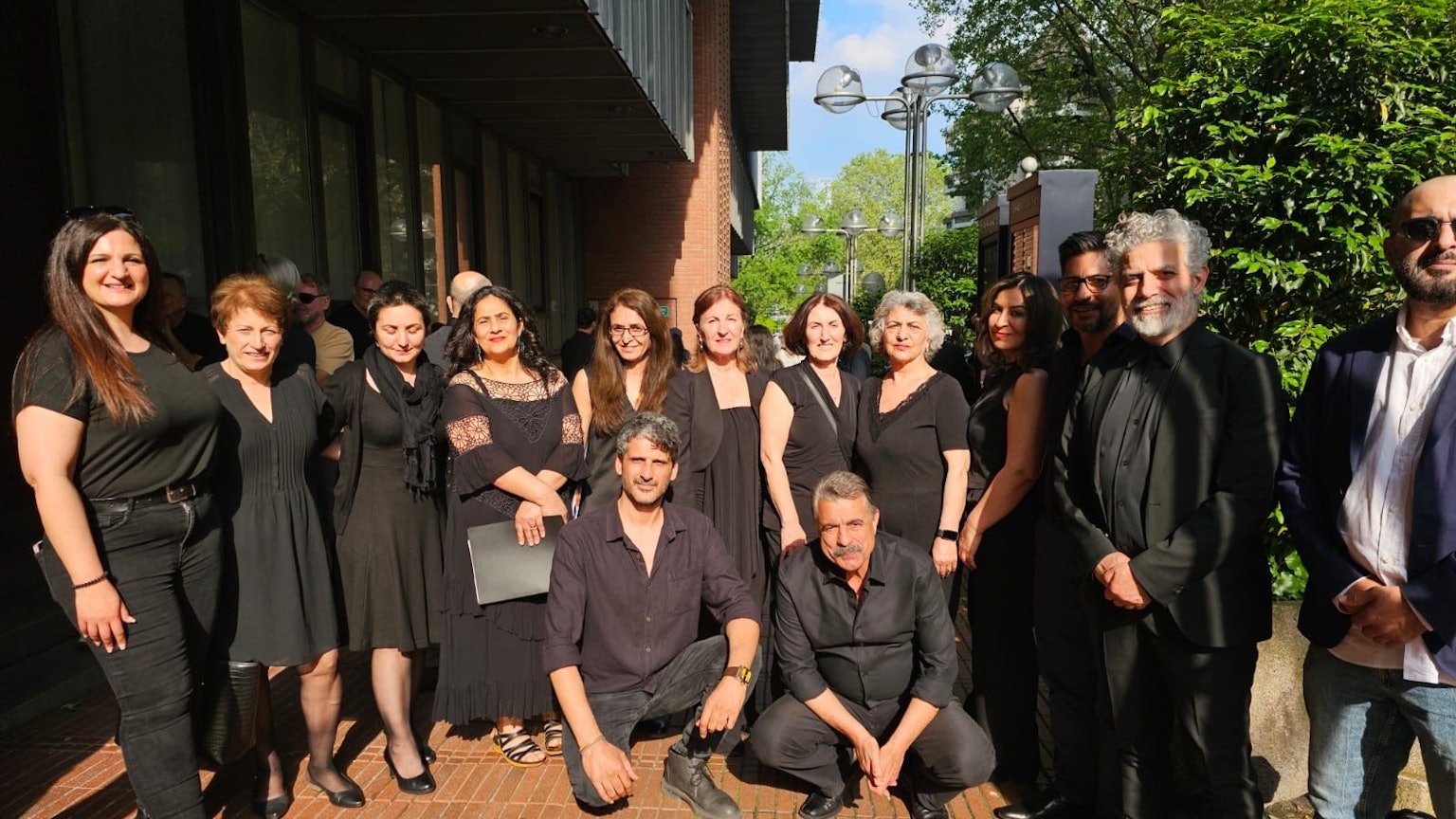 Im Stadtteiltreff Stegerwald/Mülheim Süd bietet Musiker Mehmet Akbas (ganz rechts) seit Ende April einen interkulturellen Chor an, der offen für alle ist.