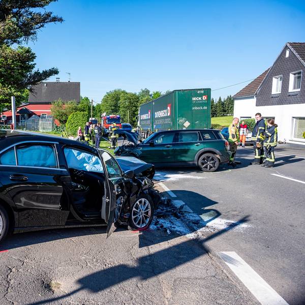 Ein zerstörtes Auto nach einem Unfall.