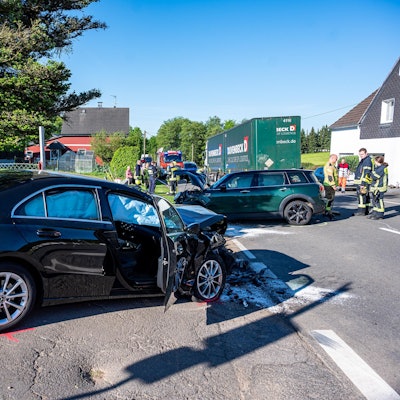 Ein zerstörtes Auto nach einem Unfall.