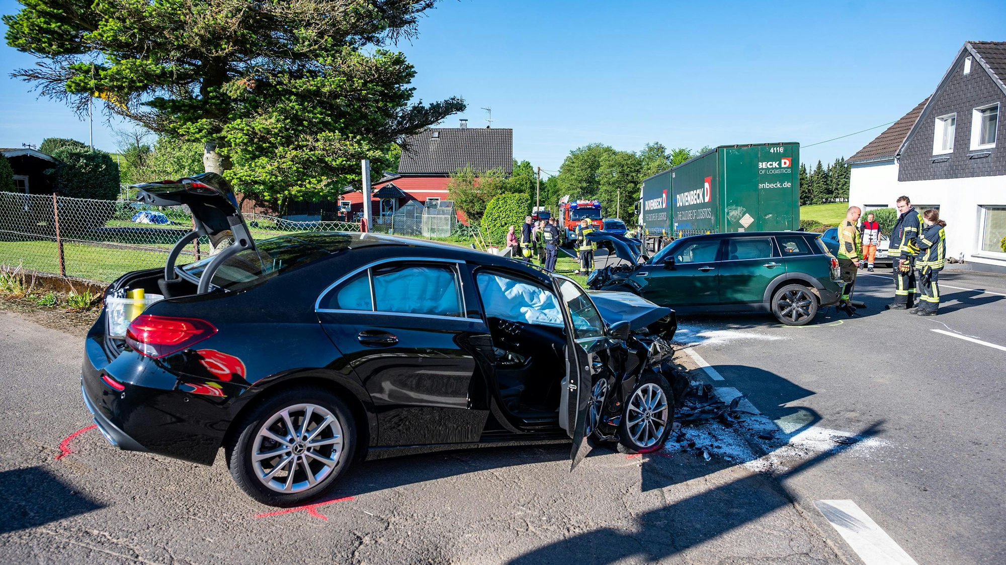 Ein zerstörtes Auto nach einem Unfall.