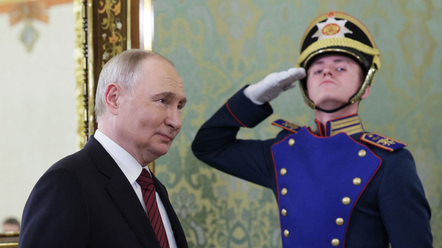 Russlands Präsident Wladimir Putin geht durch den Kreml. (Archivbild)