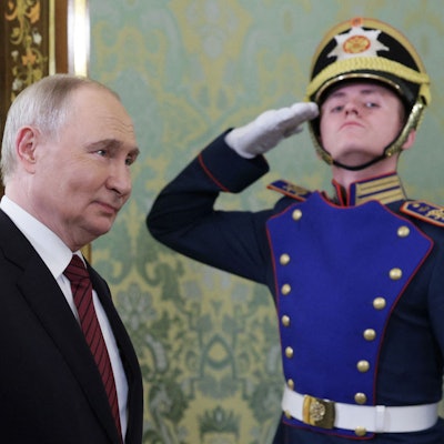 Russlands Präsident Wladimir Putin geht durch den Kreml. (Archivbild)