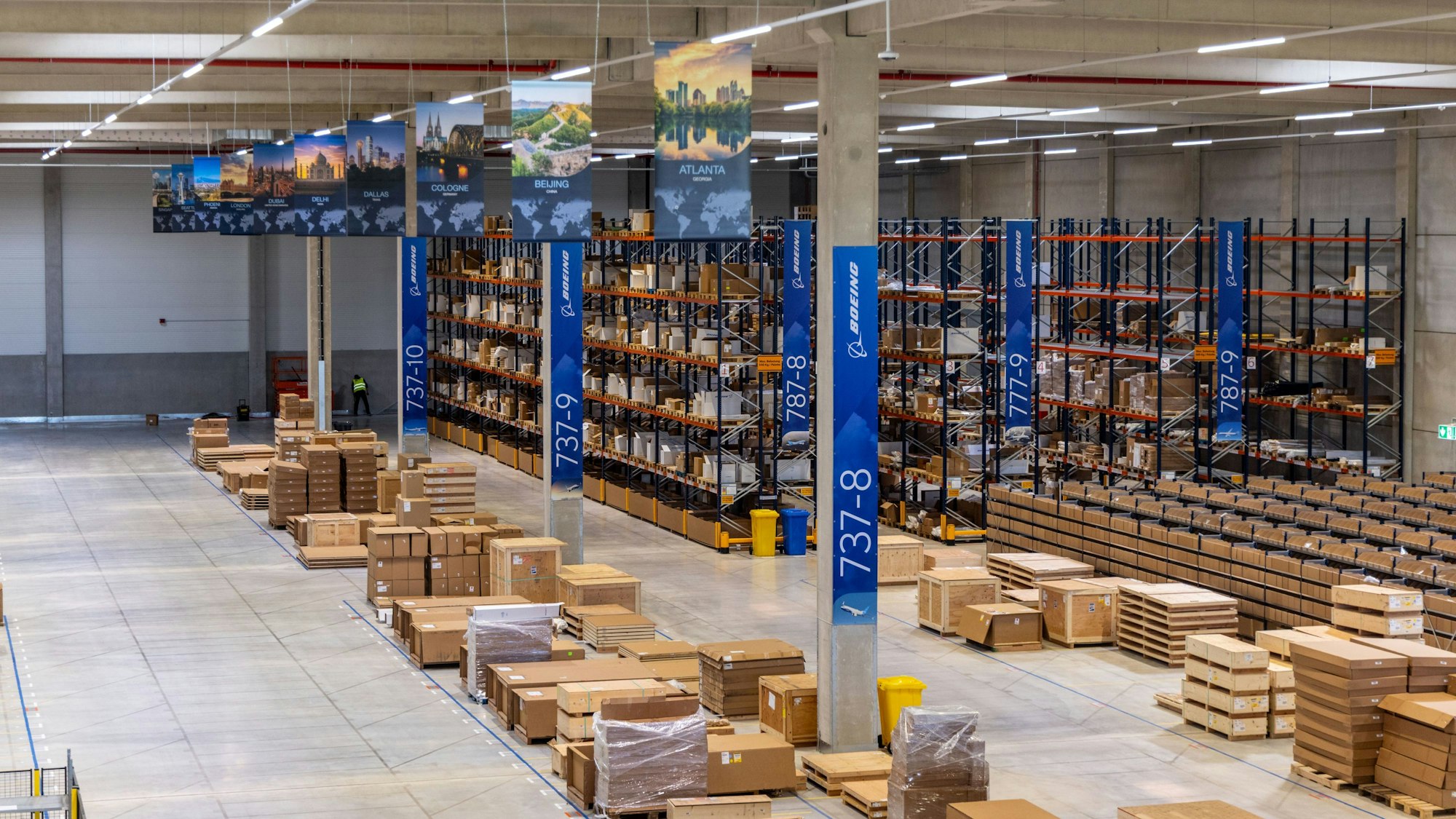 Ersatzteile für unterschiedliche Boeing-Maschinen liegen in Dormagen für ihren Einsatz bereit.