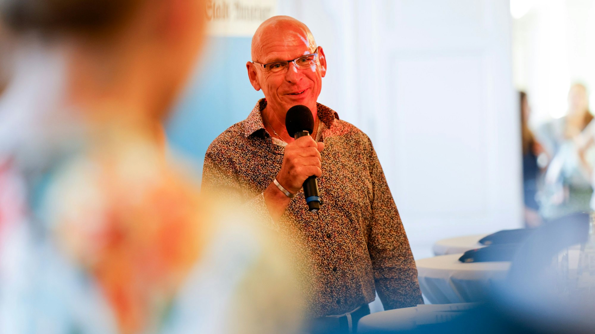 Das Bild zeigt Volker Dannenberg am Mikrofon.