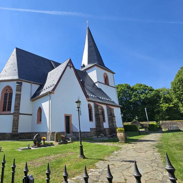 Blick auf die Dotteler Kirche vor einem blauen Himmel.