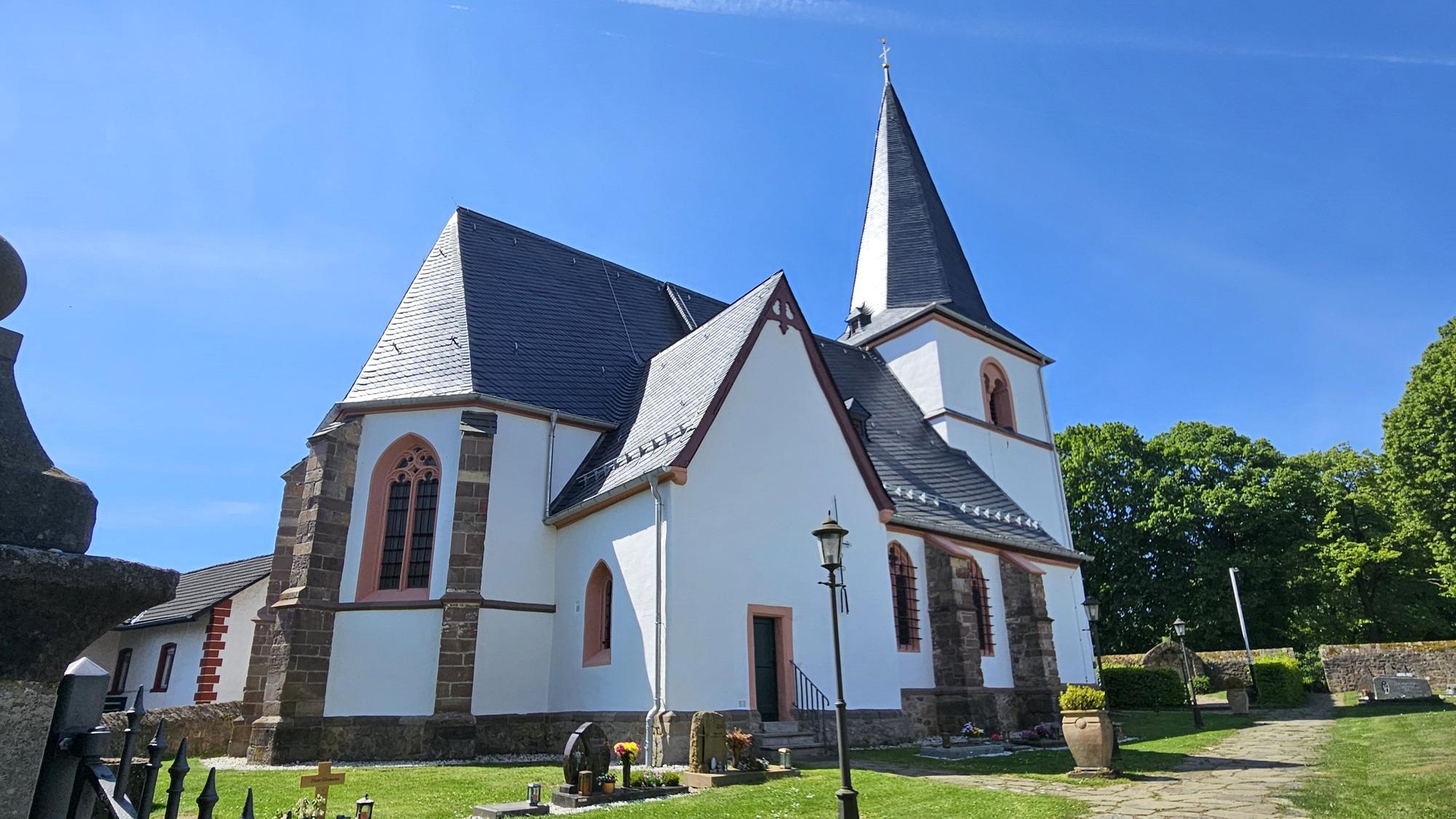 Blick auf die Dotteler Kirche vor einem blauen Himmel.