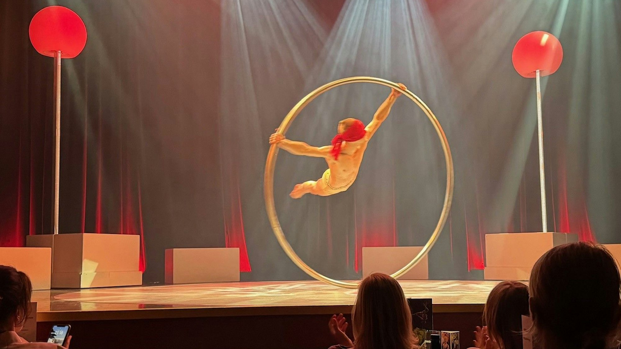 Jeka Dehtiarov kann im Cyr Wheel einfach alles, sogar mit verbundenen Augen.