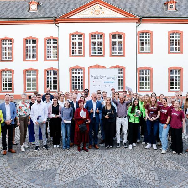 Zu sehen sind viele Menschen im Hof der Abtei Brauweiler.