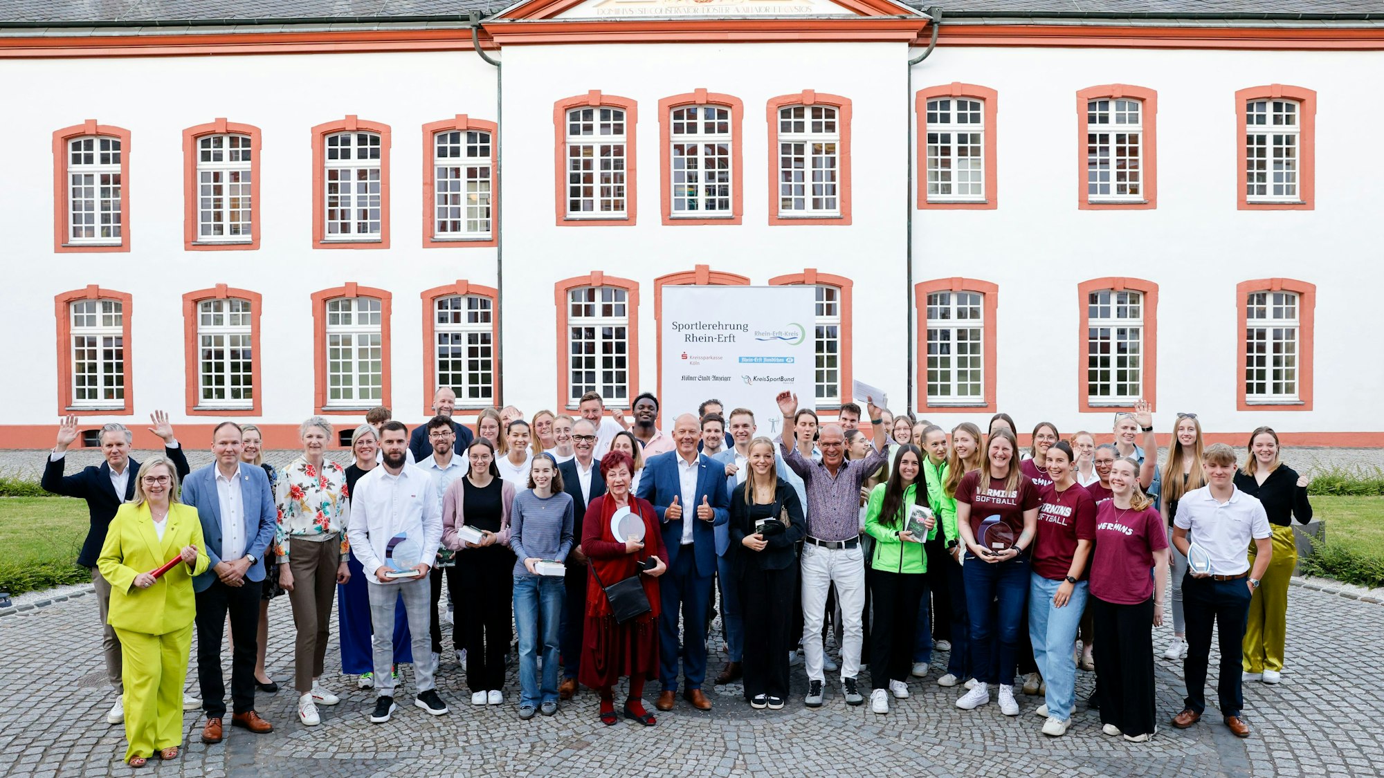 Zu sehen sind viele Menschen im Hof der Abtei Brauweiler.