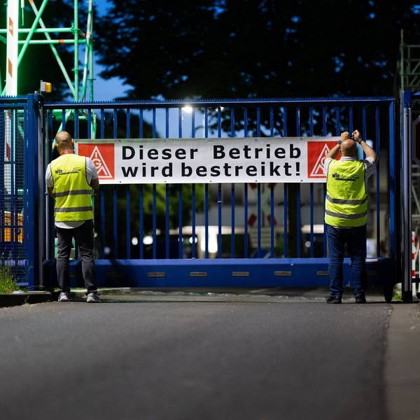 Es ist nicht zu übersehen: Die Kölner Ford-Werke werden bestreikt.