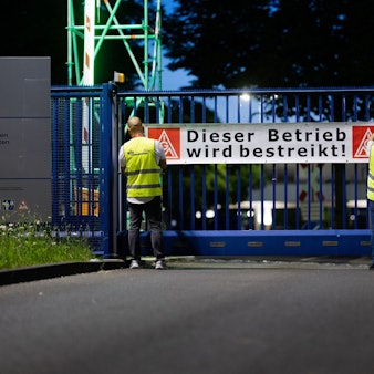 Es ist nicht zu übersehen: Die Kölner Ford-Werke werden bestreikt.