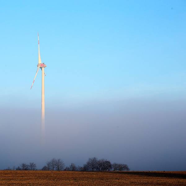 Ein einzelnes Windrad wie auf diesem Symbolfoto soll am Birkenheck in der Gemeinde Nettersheim gebaut werden.