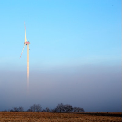 Ein einzelnes Windrad wie auf diesem Symbolfoto soll am Birkenheck in der Gemeinde Nettersheim gebaut werden.