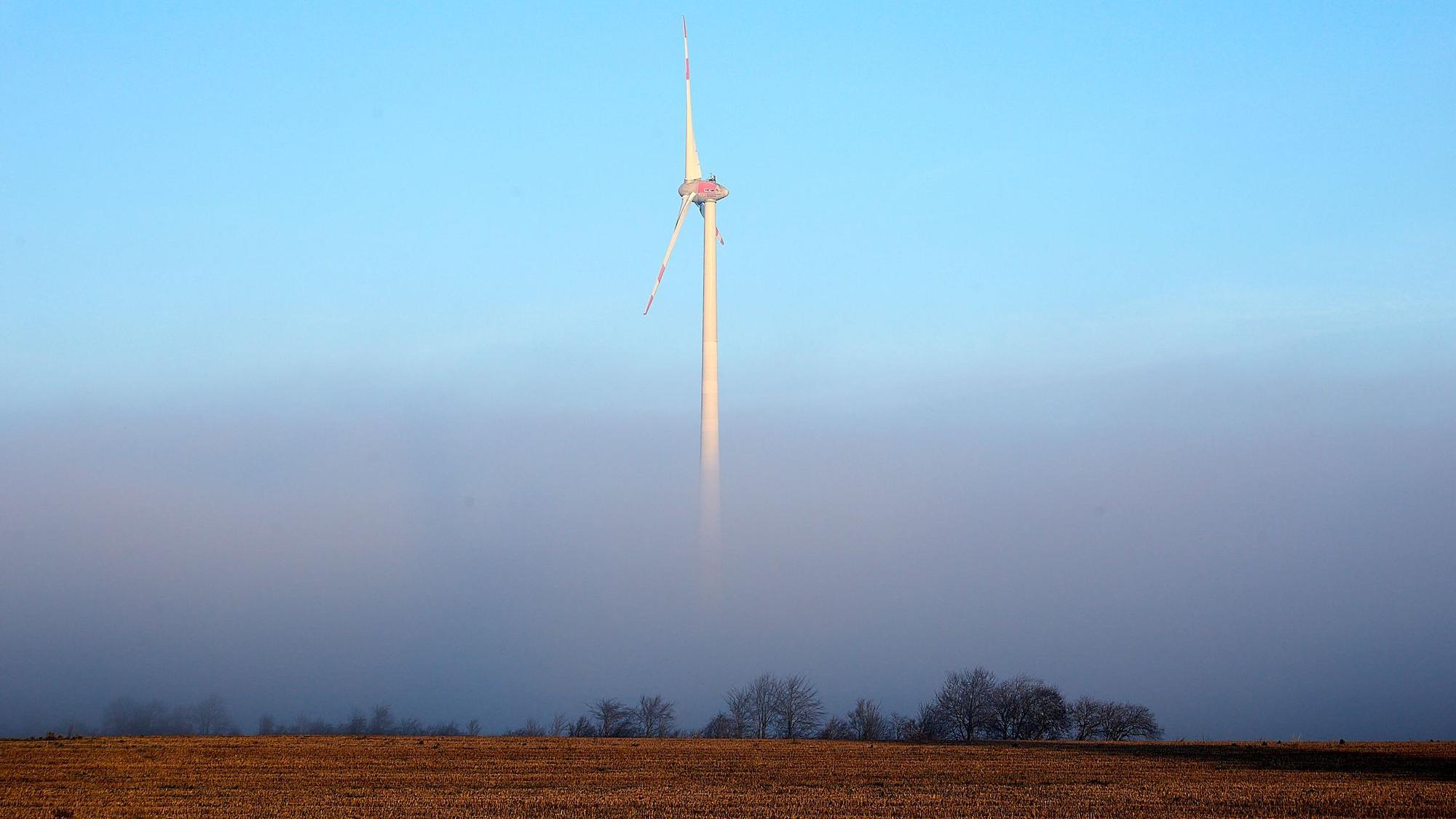 Ein einzelnes Windrad wie auf diesem Symbolfoto soll am Birkenheck in der Gemeinde Nettersheim gebaut werden.