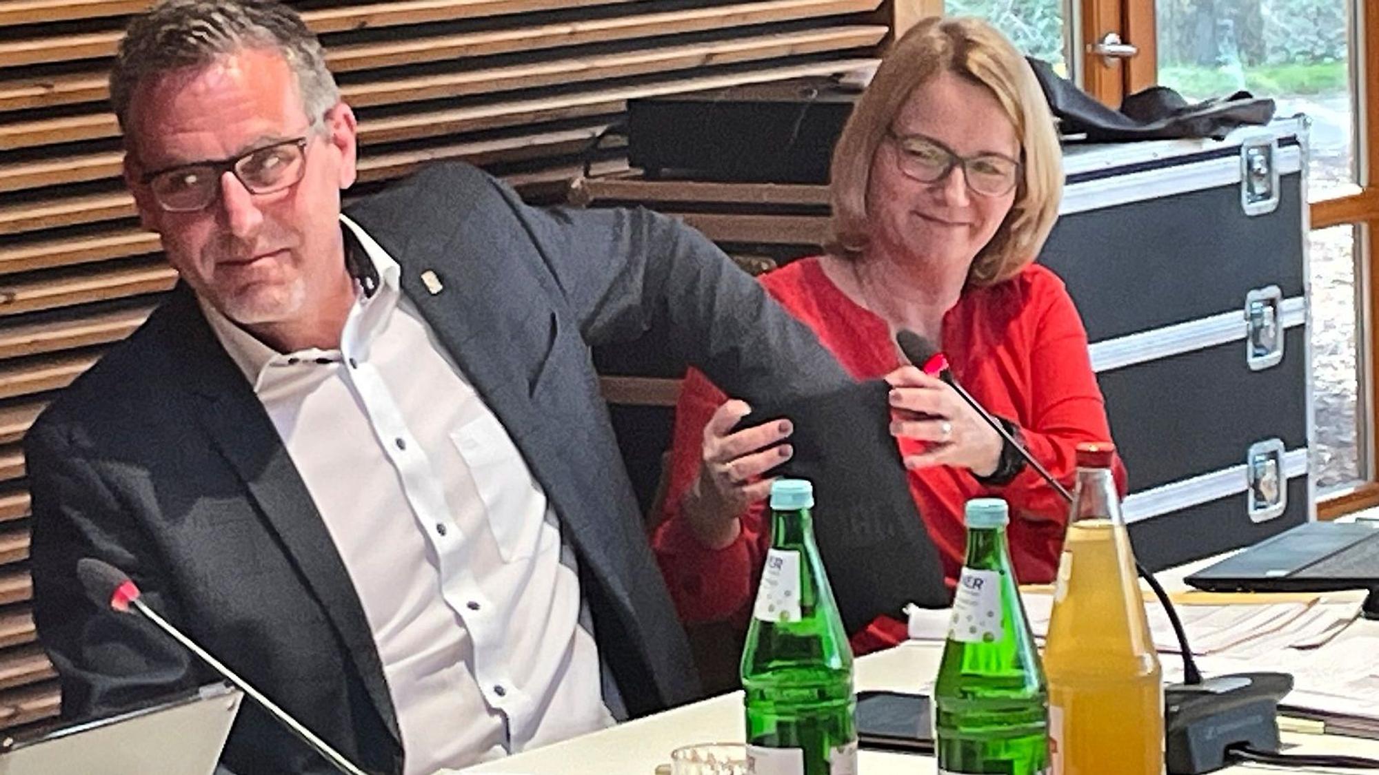 Norbert Crump greift in einen Beutel, um ein Los zu ziehen.