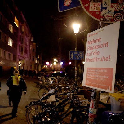 Um die Nachtruhe der Anwohner am Brüsseler Platz zu schützen, gilt dort ab Donnerstag ein Konsum- und Mitführverbot für alkoholische Getränke.