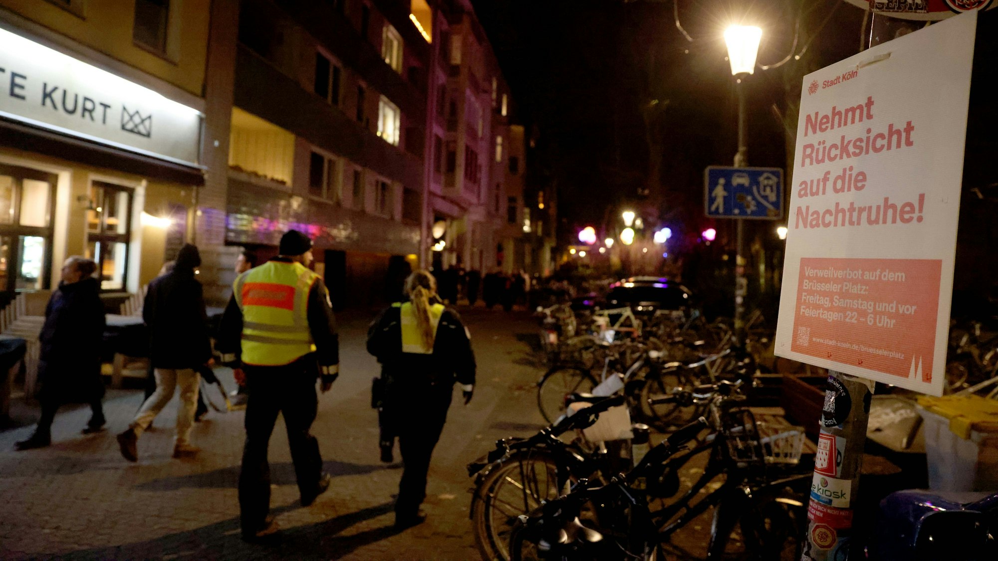 Um die Nachtruhe der Anwohner am Brüsseler Platz zu schützen, gilt dort ab Donnerstag ein Konsum- und Mitführverbot für alkoholische Getränke.