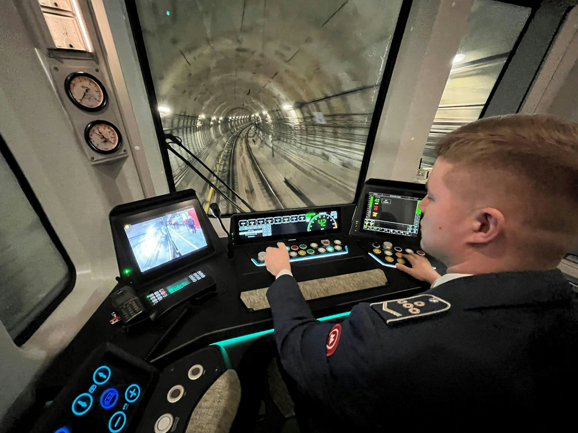 Ein U-Bahn-Fahrer lenkt einen modernen Zug auf der neuen großen Ringlinie der Metro.