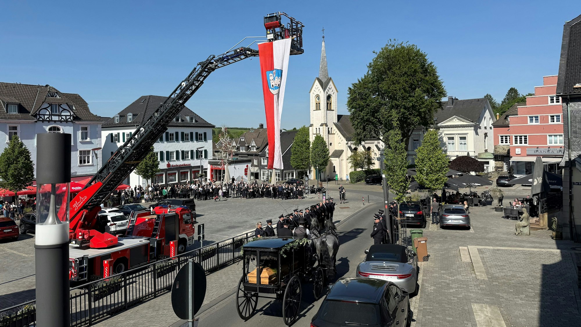 Mit einer Kutsche wird der Sarg des verstorbenen Ehrenbürgers Hans-Leo Kausemann durch Wipperfürth gefahren.