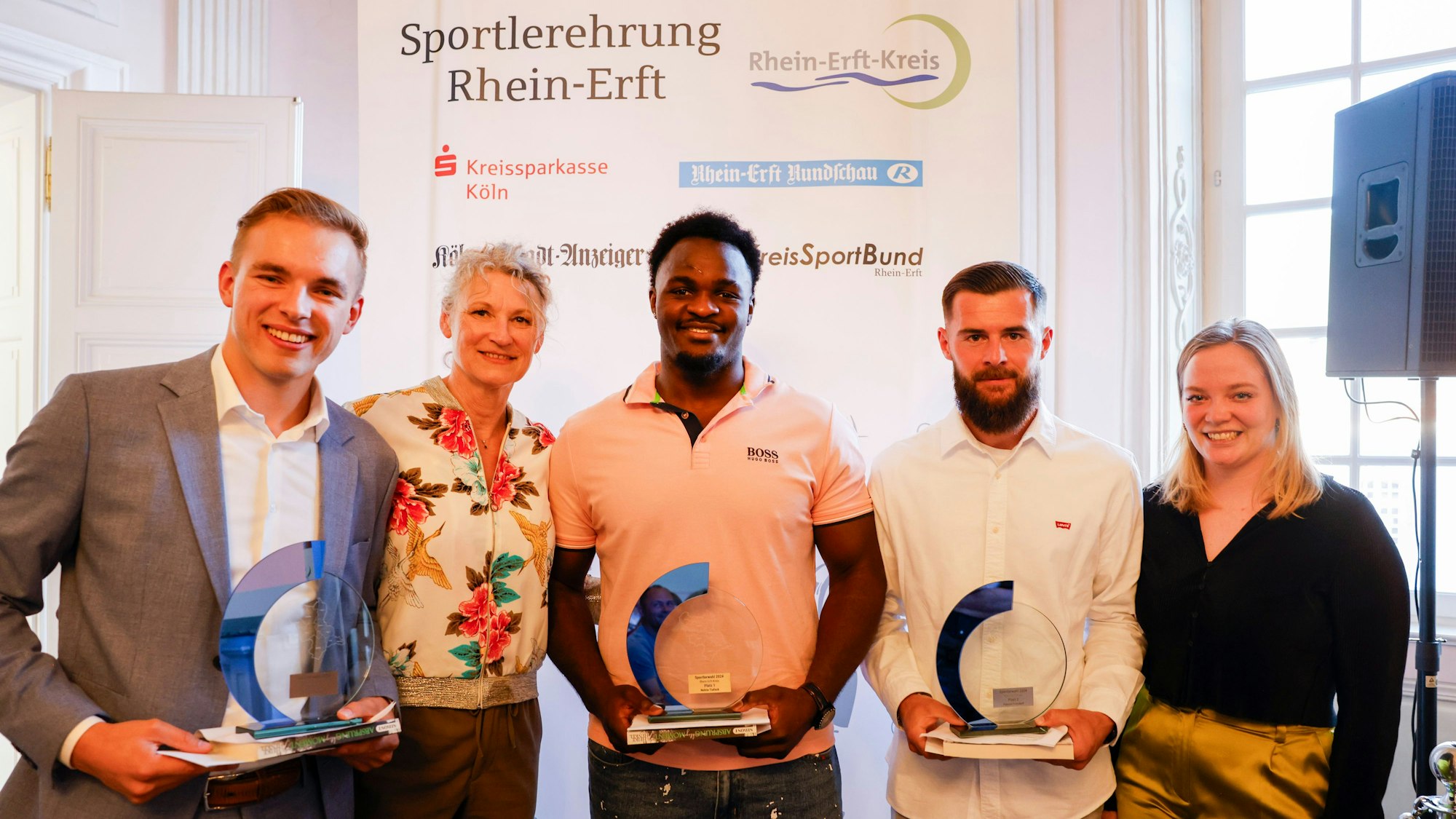 Das Bild zeigt: Nelvie Tiafack (M.), Patrick Friesdorf (2.v.r.) und Timon Dethloff (l.) mit den Paten Heike Henkel (2.v.l.) und Sophia Wirtz (r.).