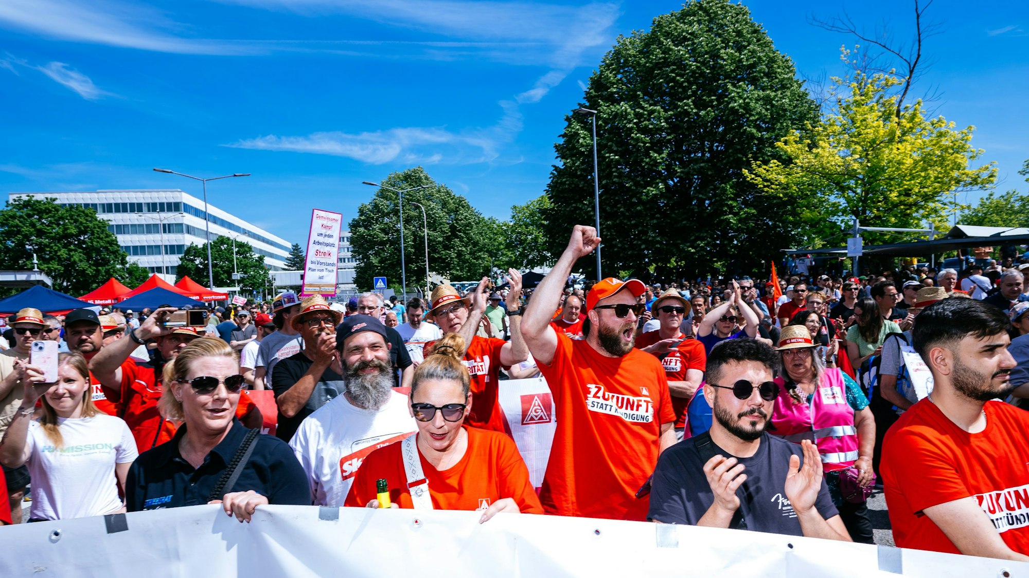 Kämpferisch zeigten sich Belegschaft und Gewerkschafter vor dem Entwicklungszentrum an Tor 54.