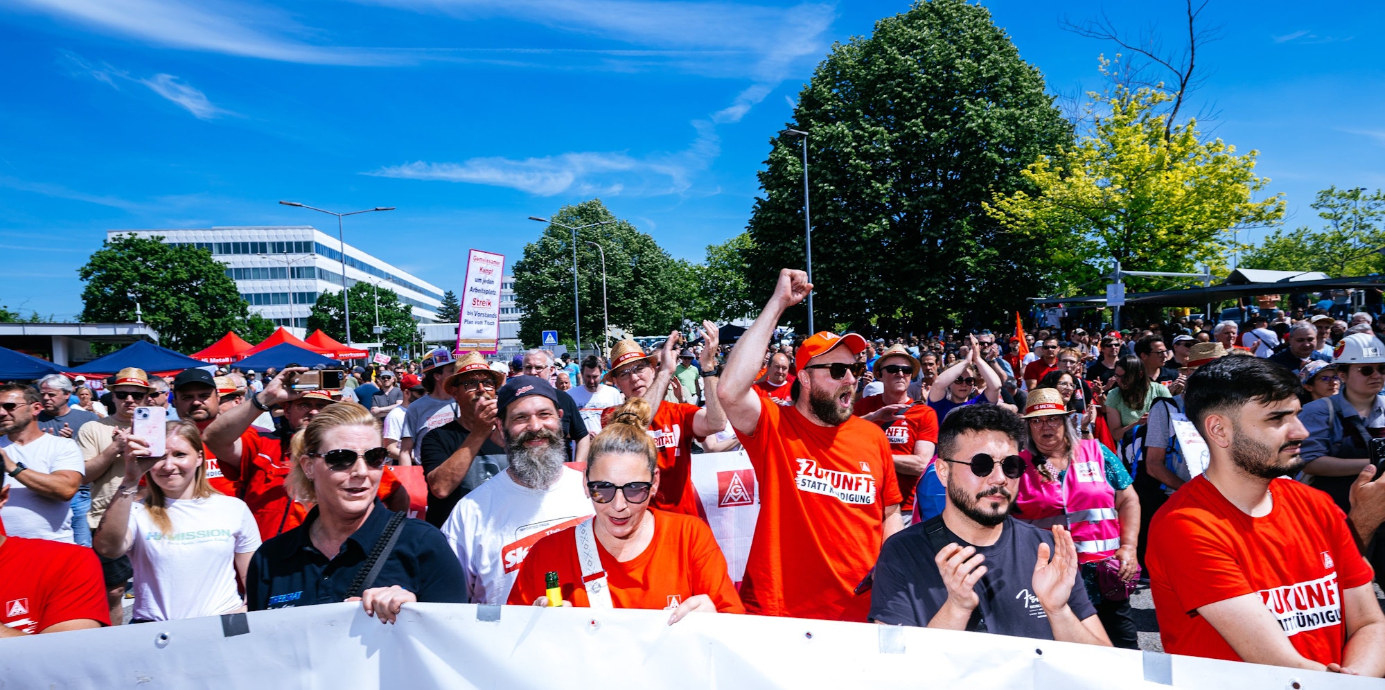 Tausende Ford-Mitarbeiter forderten beim großen Streik am 14. Mai eine Zukunftsperspektive für das Kölner Werk.
